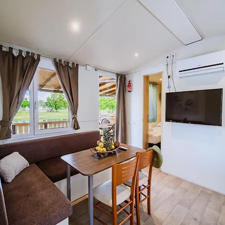 3 Bedroom Mobile With View 別荘